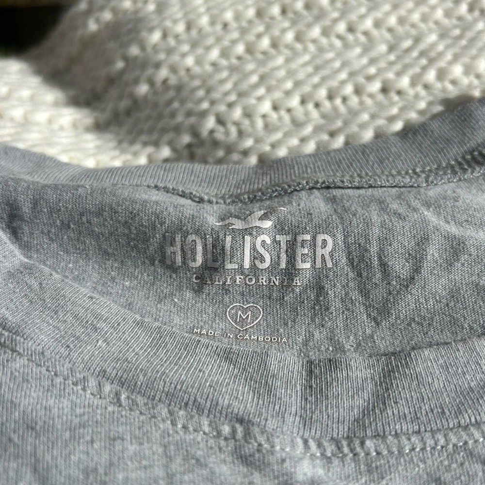 Hollister, Gray Malibu Tee, Size M - Picture 2 of 3